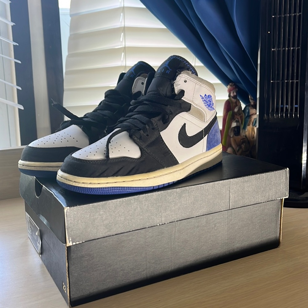Size 8 - Jordan 1 Mid Se Royal Blues with damage ⚠️ 💙